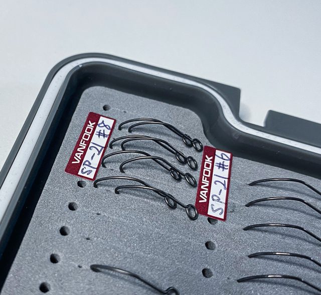 Scatola-tackle-box-porta-ami-vanfook-expert-hook-case-mag-plus-ec-11-water-close-up-lurefishing-planet.